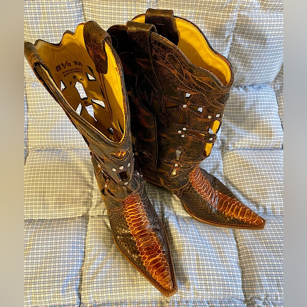 Ladies Vintage Corral Python Boots w/ Cut Out Cross (8M)